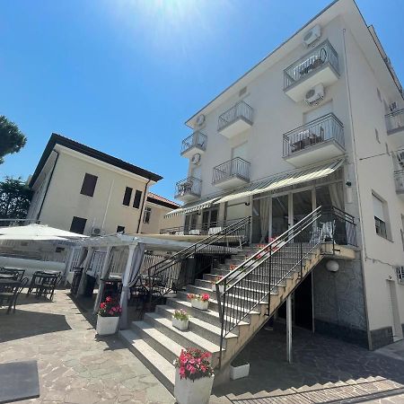 Hotel moroni Rímini Exterior foto